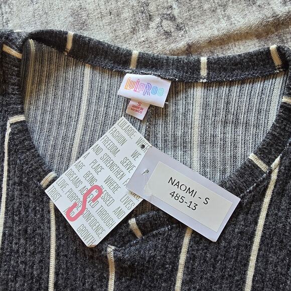 LuLaRoe Naomi Sweater Womens Small Gray White Stripe Batwing Pullover Top NEW - Picture 6 of 10